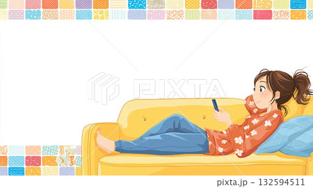 ソファに寝転んでスマホを使う女性 132594511