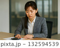 落ち込みを見せる日本人女性経理担当の哀しみ 132594539
