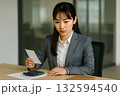 真剣な眼差しで伝票を確認する日本人女性経理担当 132594540