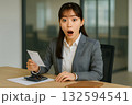驚いた表情を見せる日本人女性経理担当の瞬間 132594541