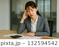 疲れた表情を見せる日本人女性経理担当のリアル感 132594542