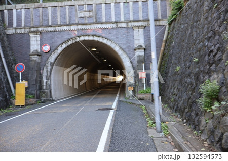 満天の星の下、銀色の道路   132594573