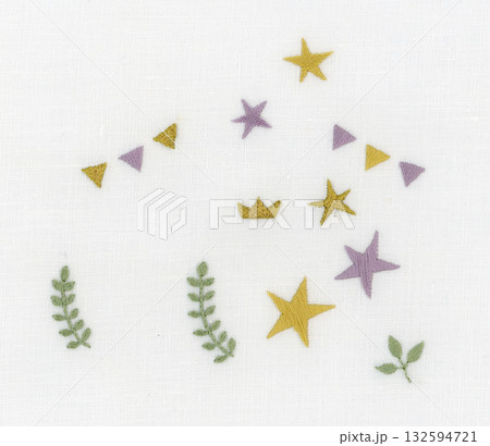 金色と黄色と紫の星やガーランド 132594721