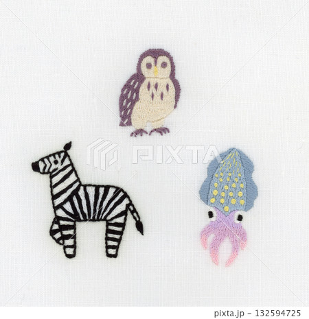 フクロウとしまうまとモンゴウイカの刺繍 132594725