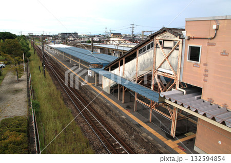 福岡県みやま市 瀬高駅のホームと線路の風景 福岡県みやま市 瀬高駅のホームと線路の風景 132594854