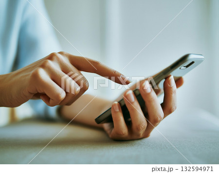 スマホを操作する女性の手元 Generative AI スマホを操作する女性の手元 Generative AI 132594971