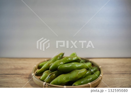 鮮やかな緑色のそら豆	 132595080