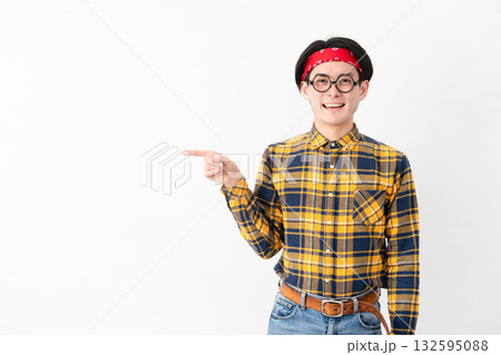 チェック柄の服を着た若い男性 132595088