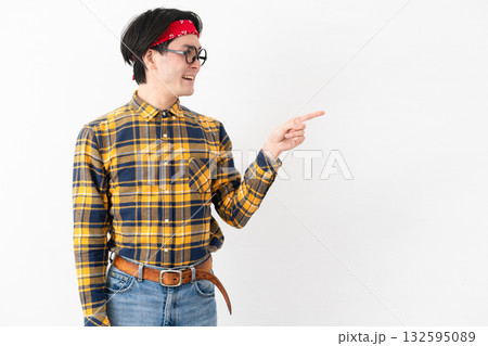 チェック柄の服を着た若い男性 132595089