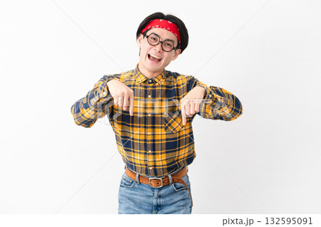 チェック柄の服を着た若い男性 132595091
