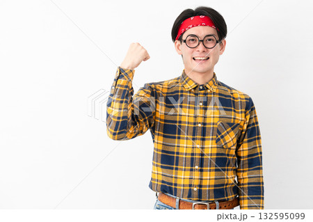 チェック柄の服を着た若い男性 チェック柄の服を着た若い男性 132595099