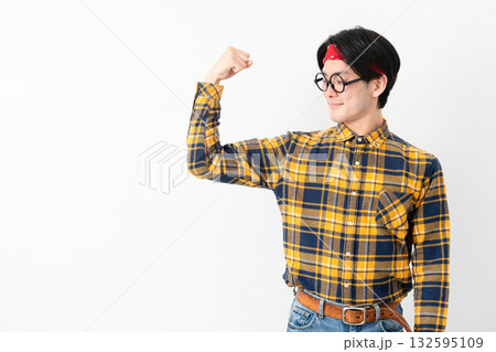 チェック柄の服を着た若い男性 132595109