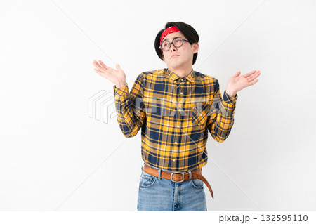 チェック柄の服を着た若い男性 チェック柄の服を着た若い男性 132595110