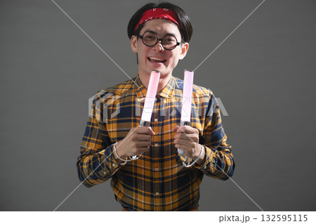 チェック柄の服を着た若い男性 チェック柄の服を着た若い男性 132595115