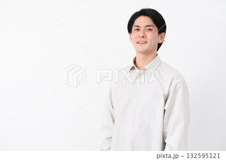 長袖白シャツを着ている若い男性 132595121
