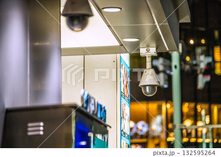日本の東京都市景観　街角の防犯カメラ。日本橋。COREDO日本橋にあるカメラ 132595264