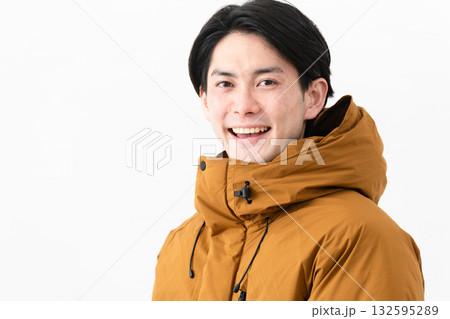 ダウンコートを着ている若い男性 ダウンコートを着ている若い男性 132595289