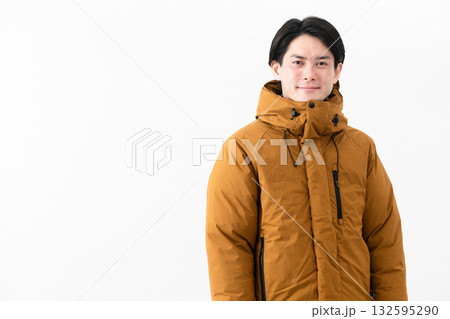 ダウンコートを着ている若い男性 132595290