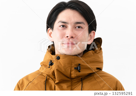 ダウンコートを着ている若い男性 132595291