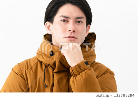 ダウンコートを着ている若い男性 132595294