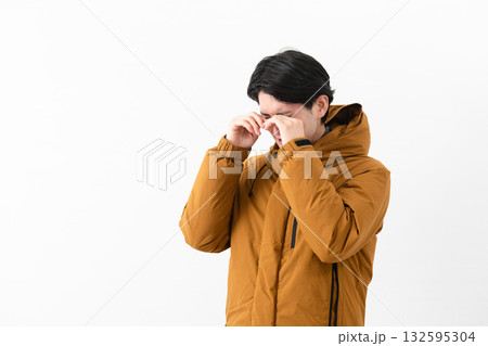 ダウンコートを着ている若い男性 132595304