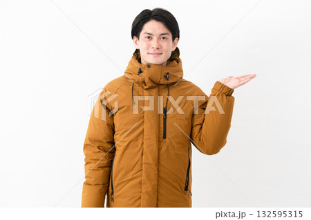 ダウンコートを着ている若い男性 ダウンコートを着ている若い男性 132595315
