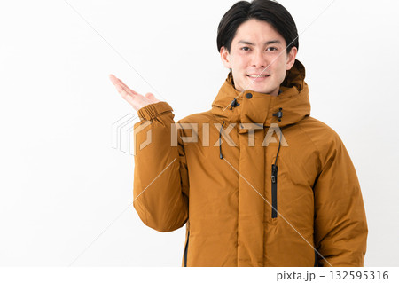 ダウンコートを着ている若い男性 ダウンコートを着ている若い男性 132595316