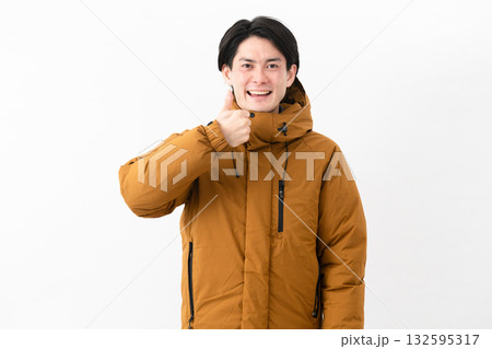 ダウンコートを着ている若い男性 132595317
