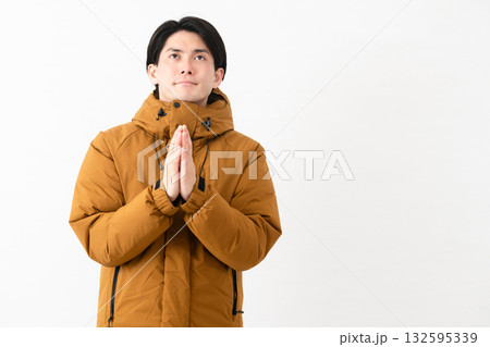 ダウンコートを着ている若い男性 132595339