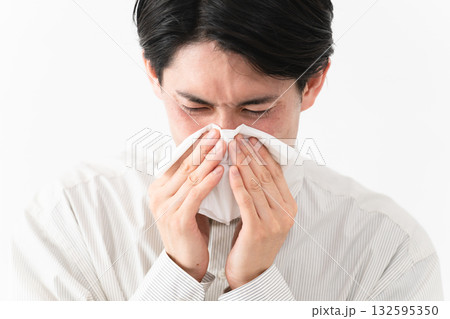 長袖白シャツを着ている若い男性 長袖白シャツを着ている若い男性 132595350