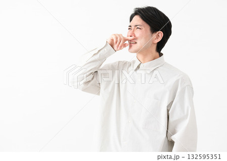 長袖白シャツを着ている若い男性 132595351
