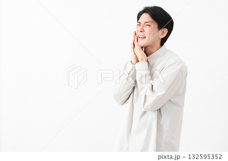長袖白シャツを着ている若い男性 132595352