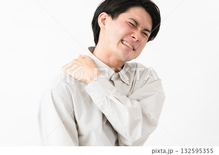 長袖白シャツを着ている若い男性 長袖白シャツを着ている若い男性 132595355