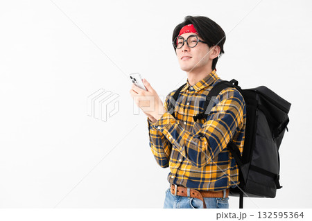 チェック柄の服を着た若い男性 132595364