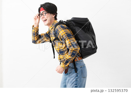 チェック柄の服を着た若い男性 チェック柄の服を着た若い男性 132595370