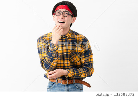 チェック柄の服を着た若い男性 132595372