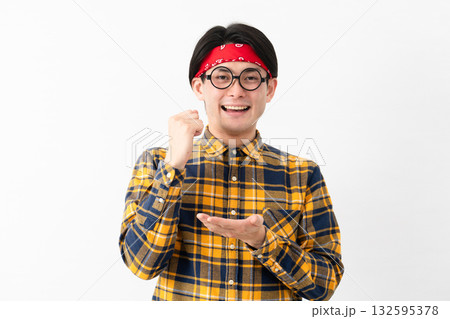 チェック柄の服を着た若い男性 132595378