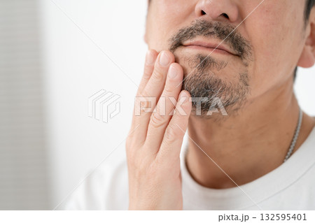 男性　ミドル　ヒゲ　口元 132595401
