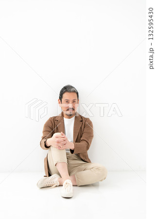 ミドル男性　全身　座る 132595430
