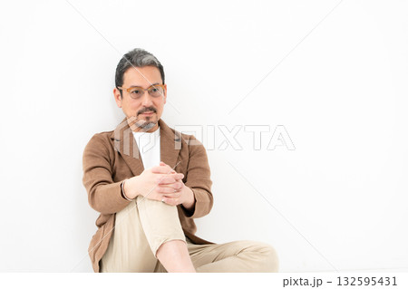 ミドル男性 全身 座る ミドル男性 全身 座る 132595431