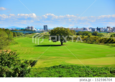 《愛知県》名古屋市庄内川河川敷にあるゴルフ場 132596704