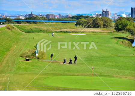 《愛知県》名古屋市庄内川河川敷にあるゴルフ場 《愛知県》名古屋市庄内川河川敷にあるゴルフ場 132596716