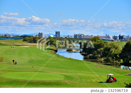 《愛知県》名古屋市庄内川河川敷にあるゴルフ場 132596719