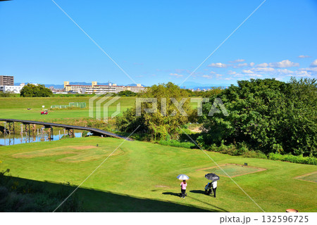《愛知県》名古屋市庄内川河川敷にあるゴルフ場 132596725