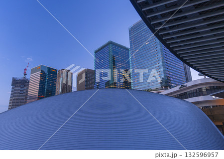 うめきた 芝生広場から見える高層ビル群 うめきた 芝生広場から見える高層ビル群 132596957