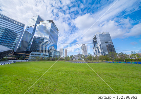 うめきたの高層ビル群 132596962