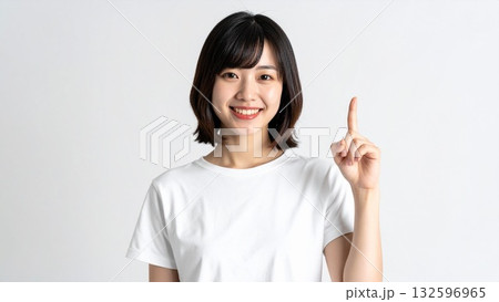 笑顔で指差しをしている女性 チェックポイント イメージ 132596965
