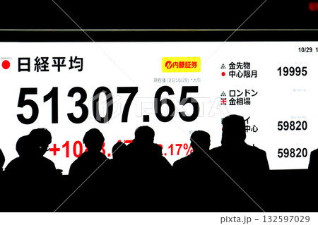 日本の東京都市景観初5万1000円台乗せ・5万1307円65銭株価/終値。爆騰アドテスト寄与＝29日 132597029