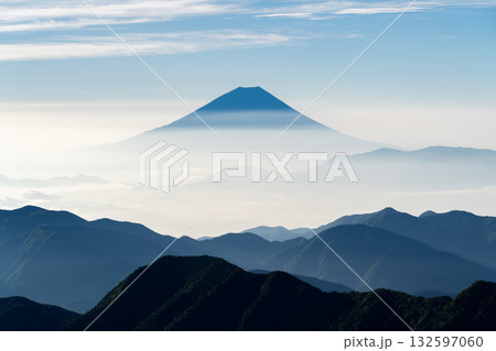 間ノ岳から見る霞に浮かぶ富士山 南アルプス白峰三山の間ノ岳と農鳥岳登山 間ノ岳から見る霞に浮かぶ富士山 南アルプス白峰三山の間ノ岳と農鳥岳登山 132597060