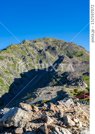 農鳥小屋から見る間ノ岳 南アルプス白峰三山の間ノ岳と農鳥岳登山 農鳥小屋から見る間ノ岳 南アルプス白峰三山の間ノ岳と農鳥岳登山 132597072